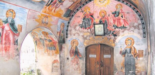 Das über 900-jährige bulgarisch-orthodoxe Kloster Batschkowo in den Rhodopen ist eine bedeutende Wallfahrtsstätte. Die Wandgemälde werden derzeit restauriert. Bild: NZZ, HETTRICH/FNOXX